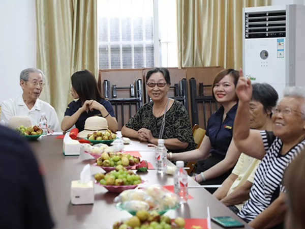 中庭裝飾集團(tuán)丨“情暖中秋，將愛傳承”——走進(jìn)金浦社區(qū)慰問高齡老人